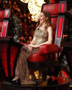 Meryem Uzerli Instagram - TONIGHT 8pm ( Turkish time ⏰) The Voice of Turkey New Years Special @tv8 ( channel : TV8 ) 🎉 ❤️ Dress @zuleyhakuru Jewelry @bluediamondtr Hair styling @ibrahimzengin Hair @byhuelya Make up @alirizaozdemir Styling @aliarisso Agency @ph7entertainment @muratboz @ebrugundes @acunilicali and BEYAZ 💕 @acunmedyatr