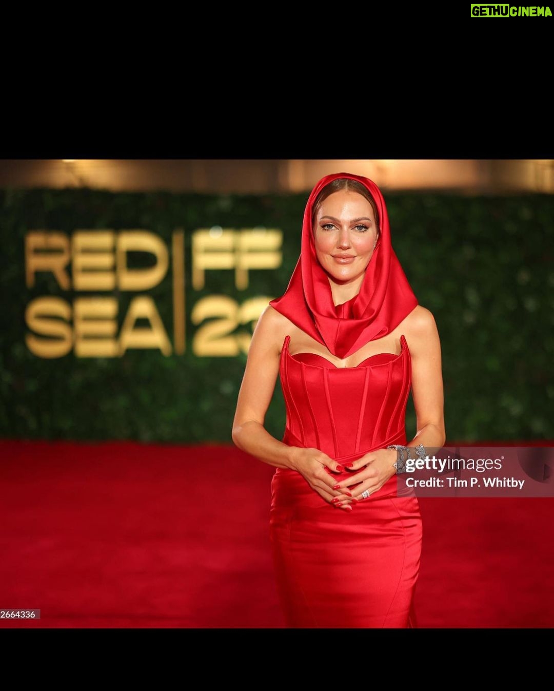 Meryem Uzerli - 178.9K Likes - @redseafilm 🎞 ❤️
Dress @nourfathallah
Jewelry @chopard
Hair @hiba_amer990
Make Up @shadia_center
Agency @humanagementme
#redseafilmfestival #jeddah #saudiarabia #openingceremony 🎥