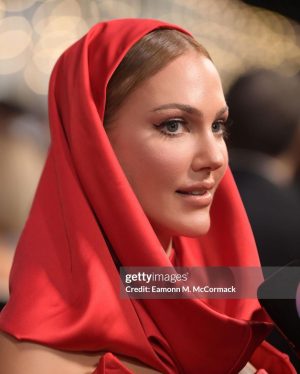 Meryem Uzerli Instagram - @redseafilm 🎞 ❤️ 
Dress @nourfathallah 
Jewelry @chopard 
Hair @hiba_amer990 
Make Up @shadia_center 
Agency @humanagementme 
#redseafilmfestival #jeddah #saudiarabia #openingceremony 🎥