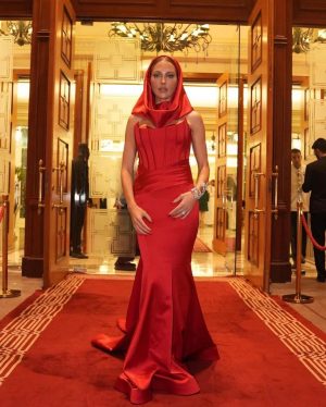 Meryem Uzerli Instagram - @redseafilm 🎞 ❤️ 
Dress @nourfathallah 
Jewelry @chopard 
Hair @hiba_amer990 
Make Up @shadia_center 
Agency @humanagementme 
#redseafilmfestival #jeddah #saudiarabia #openingceremony 🎥