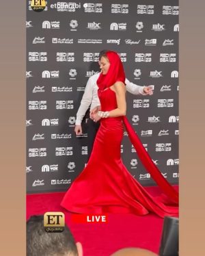 Meryem Uzerli Instagram - @redseafilm 🎞 ❤️ 
Dress @nourfathallah 
Jewelry @chopard 
Hair @hiba_amer990 
Make Up @shadia_center 
Agency @humanagementme 
#redseafilmfestival #jeddah #saudiarabia #openingceremony 🎥