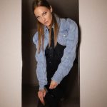 Meryem Uzerli Instagram - #f1 🏎💕 #formula1 #abudhabi @abudhabievents @visitabudhabi #inabudhabi #abudhabigp #uae🇦🇪 💕 Hair/make up @amroladiessalon Agency @humanagementme Styling @nourbozz Jacket: @Muglerofficial @netaporter Jewellery : @yessayan Shoes: @rogervivier @voice_dubai Bag & sunglasses : @gucci @z7comm Abu Dhabi, United Arab Emirates