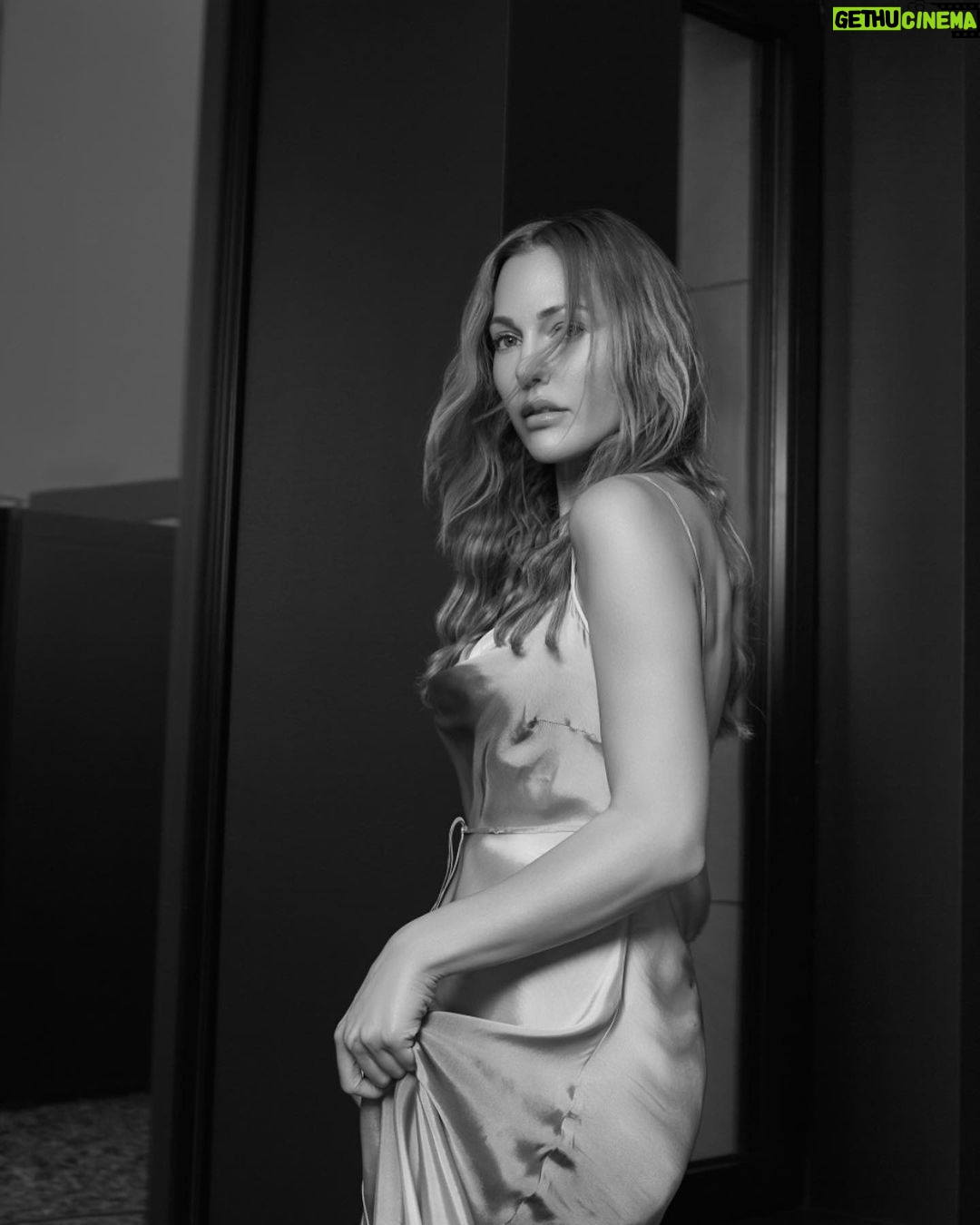 Meryem Uzerli Instagram - 📸 @annsoliephotography Hair Styling @officialyigitkhair Hair @byhuelya Munich, Bavaria, Germany