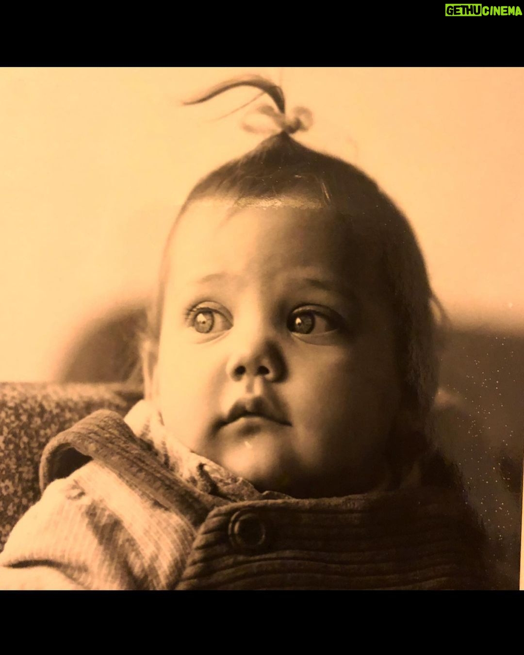 Meryem Uzerli Instagram - Time Travel 🧠🧳 #timemachine