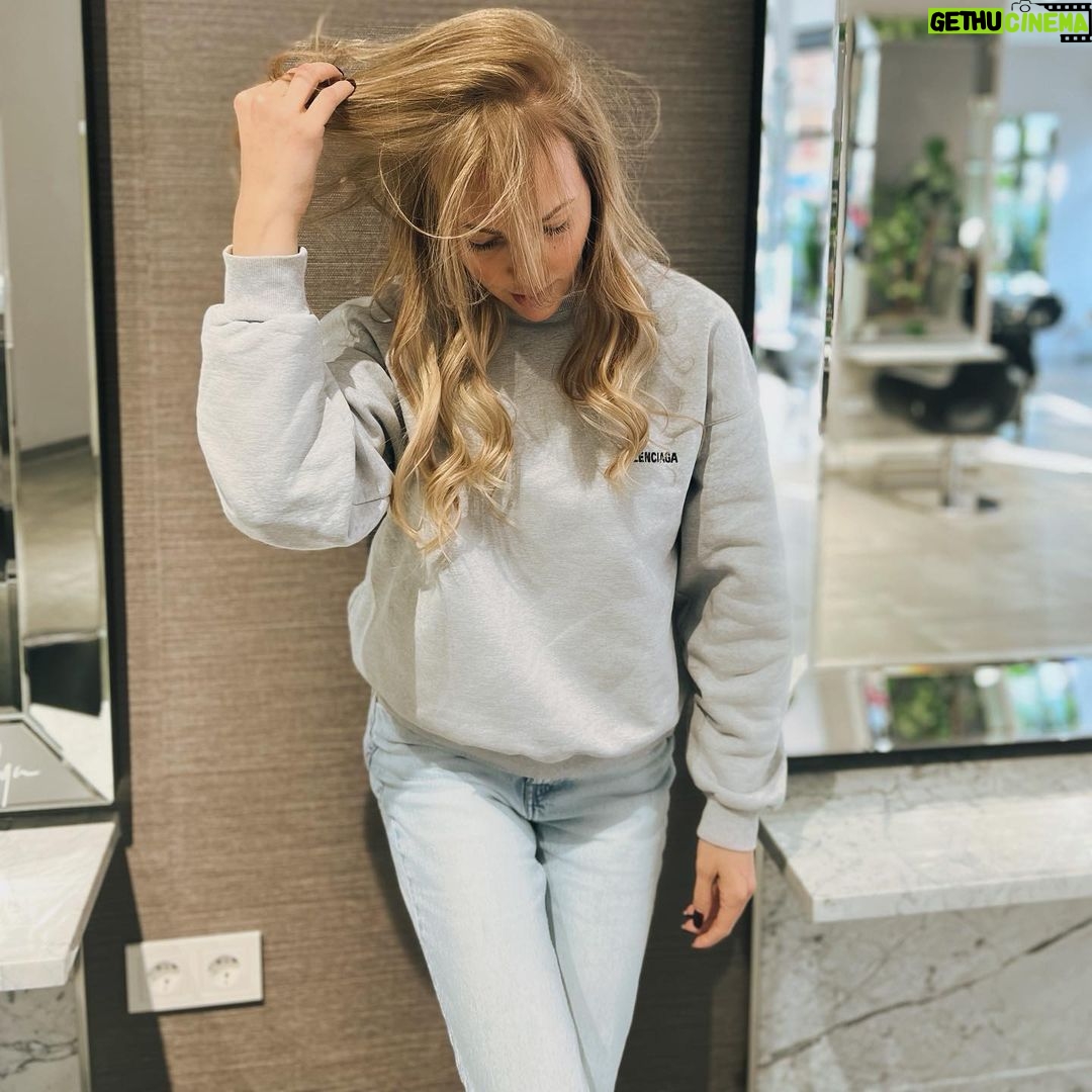 Meryem Uzerli Instagram - @byhuelya @harry.cr 🥰🤓 #💇♀️ Byhülya