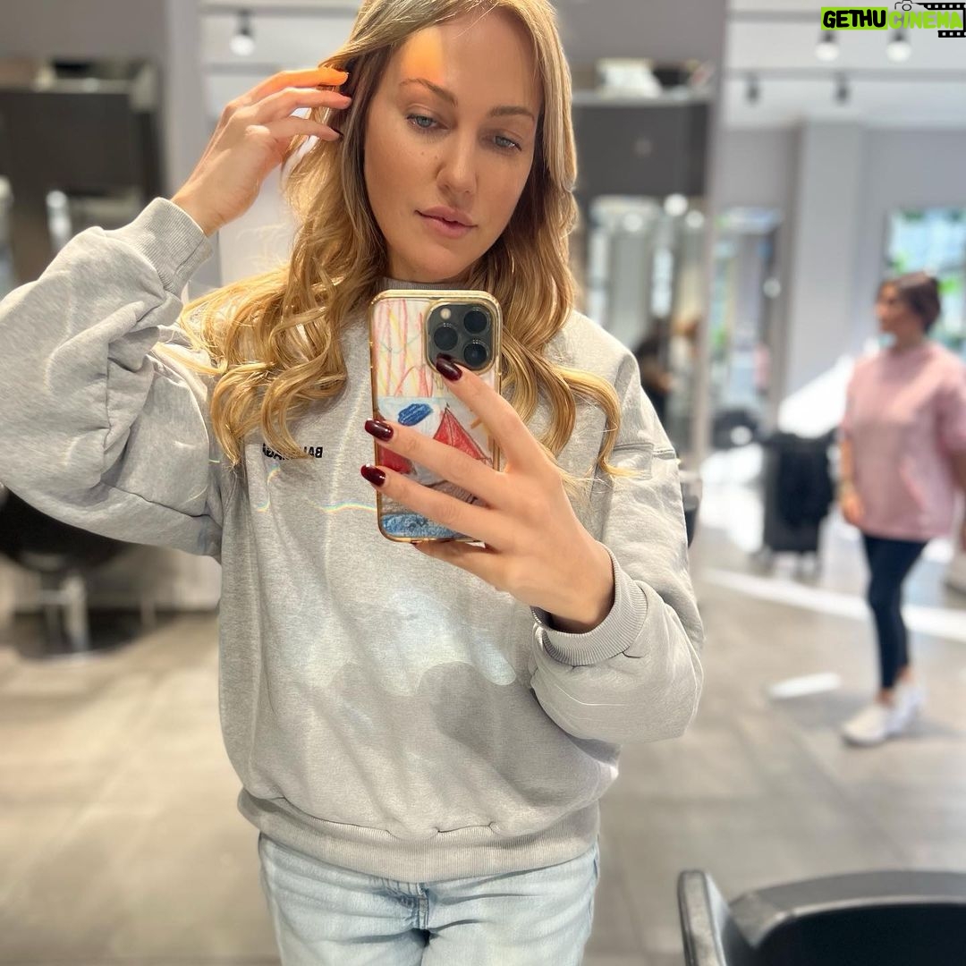 Meryem Uzerli Instagram - @byhuelya @harry.cr 🥰🤓 #💇♀️ Byhülya