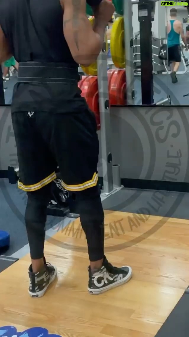 Method Man Instagram - Leg day post be right next 2 the post they’re asking that dumb ass question, too!! Smh! This video is for motivational purposes only! #humblemef Repost from @ticalathletics • WWW.TICALATHLETICS.COM #420 #NATTYLIFE #MOTIVATION #TICALATHLETICS #INSPIRATION #GAINZ #RXWATER #DRINKRXWATER #IRONLUNG #TICAL #METHODMAN #JOHNNYBLAZE #HOTNIKKEL #TICALOFFICIAL #HIPHOP #VEINGANG #IIFYM #MACROLIFE #GYM #ART #FITNESS #GRAFFITI #SINY #NYC #BENCHPRESS #SQUATS #DEADLIFT #GYMLIFE #BLACKOWNEDBUSINESS