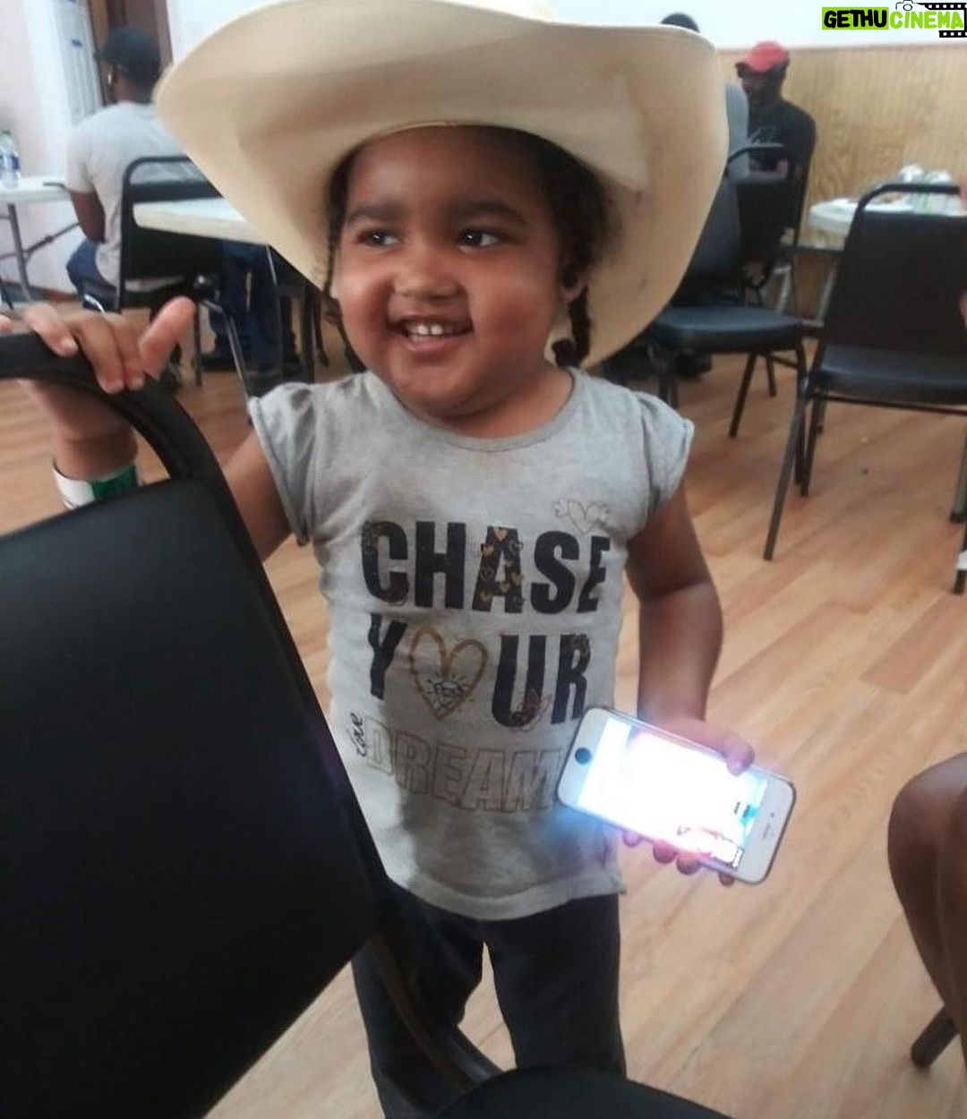 Method Man Instagram - Repost from @neighborhoodfilm • Nylah was a precious presence on the set of Concrete Cowboy. As we battled the elements to pull off a shoot in 20 days she showed up everyday battling cancer. Always bubbly. Always smiling. Always giving me high fives to keep going. Two years ago her precious life was cut short but her spirit of love and kindness lives on. Her Aunt @ivannah_mercedes is aiming to raise $25k for childrens cancer research @childrensphila. Please follow the link in our bio and consider supporting her!