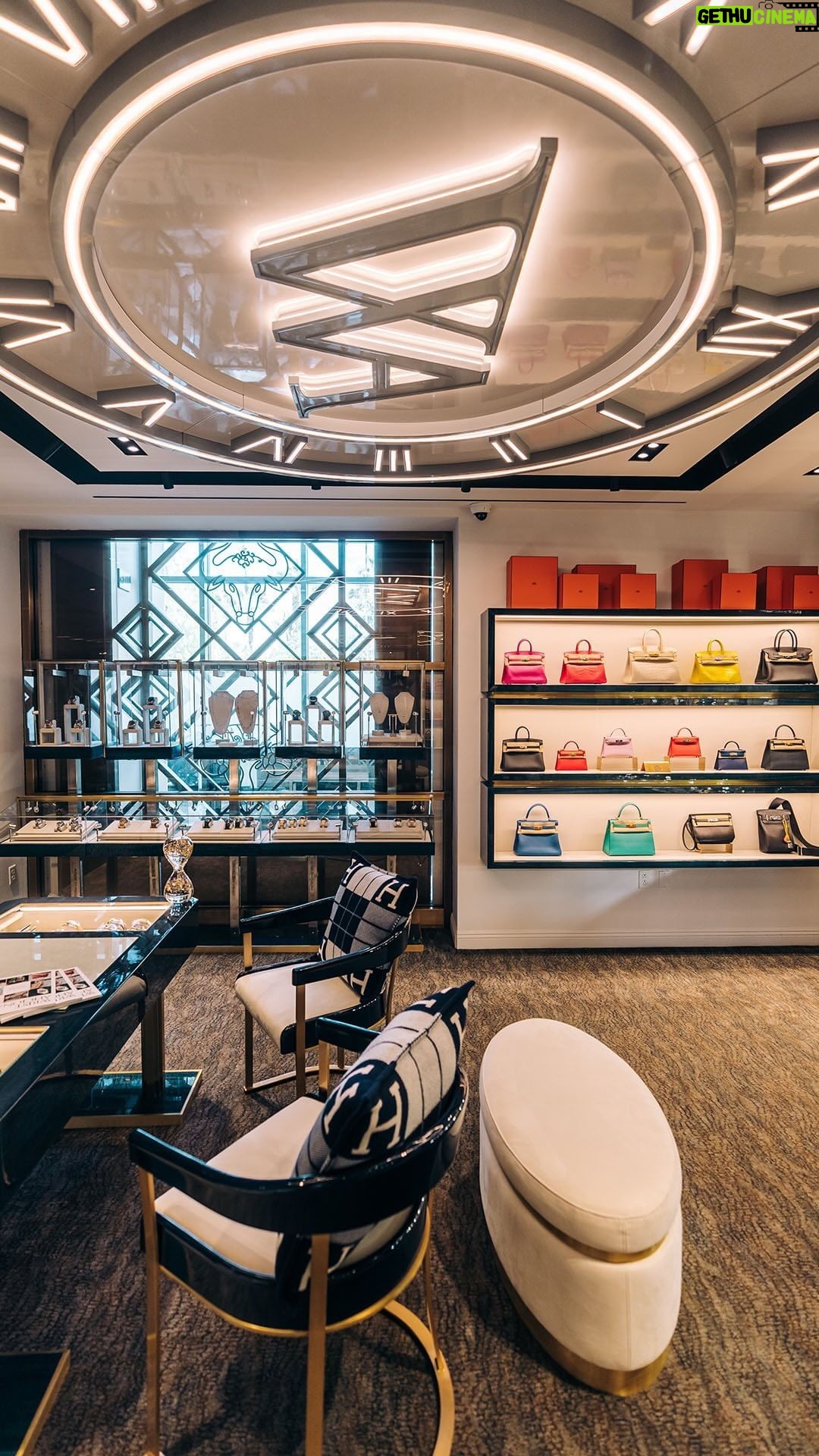 Michael Blakey Instagram - New YouTube video is live ! In today’s episode, we visit @wristaficionado ‘s amazing new luxury boutique located in the world famous Waldorf Astoria Hotel in the heart of #beverlyhills . You have to check out their amazing selection of #watches, #jewelry and #hermes purses in this ultra luxurious boutique… Click the link in my bio to see the video 🎥 ~~~~~~~~~~ In it to win it ! ~~~~~~~~~~ #producermichael #inittowinit #watches #rolex #patek #audemarspiguet #purse #handbag #boutique #luxury #luxurylifestyle Waldorf Astoria Beverly Hills
