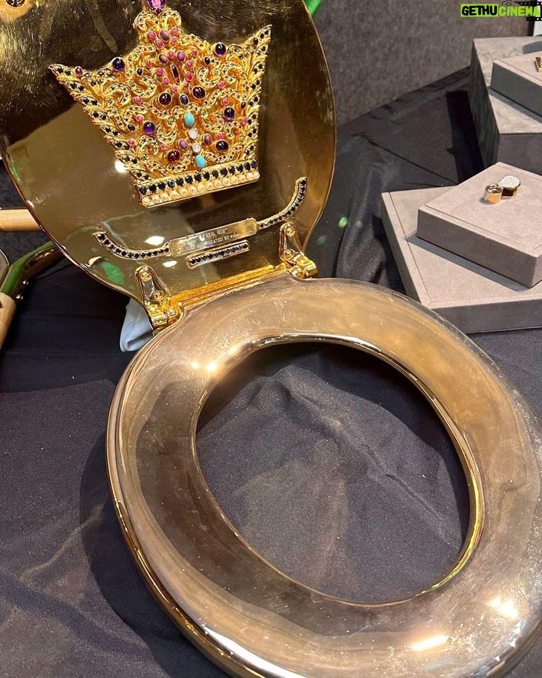 Michael Blakey - 45.9K Likes - New YouTube video is live !
Wanna’ see some crazy stuff ?
In today’s episode we go to @bonhams1793 auction house to see some wild gold pieces including the “Worlds Most Expensive toilet seat” (It’s Gold)?!
Lots of other wild gold items that you just won’t believe…
Click the link in my bio to watch the video 🎥
~~~~~~~~~~
In it to win it !
~~~~~~~~~~
#producermichael #inittowinit #gold #crazy #unique #auction #toilet #funny #expensive #monopoly