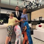 Michael Bublé Instagram - As much as we love a fancy night out there’s absolutely nothing better than returning home to these four little dudes. Best feeling in the world! Our happy place ❤️ Wishing you all a beautiful family day! Por mucho que nos guste ir a comer afuera y salir, no hay nada mas lindo que estar en casa con ellos 😍. La mejor sensación del mundo es estar en familia! Feliz día de la familia para todas ❤️