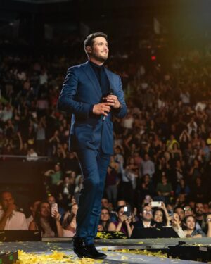 Michael Bublé Instagram - The crowd in Monterrey blew me away! Unbelievable energy 🙌🏻 We’re headed your way Puebla. Will you bring the heat? 🔥 #MBHigherTour