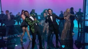 Michael Bublé Instagram - @MichaelBuble and @JasonDerulo perform #SpicyMargarita! 🌶🍹