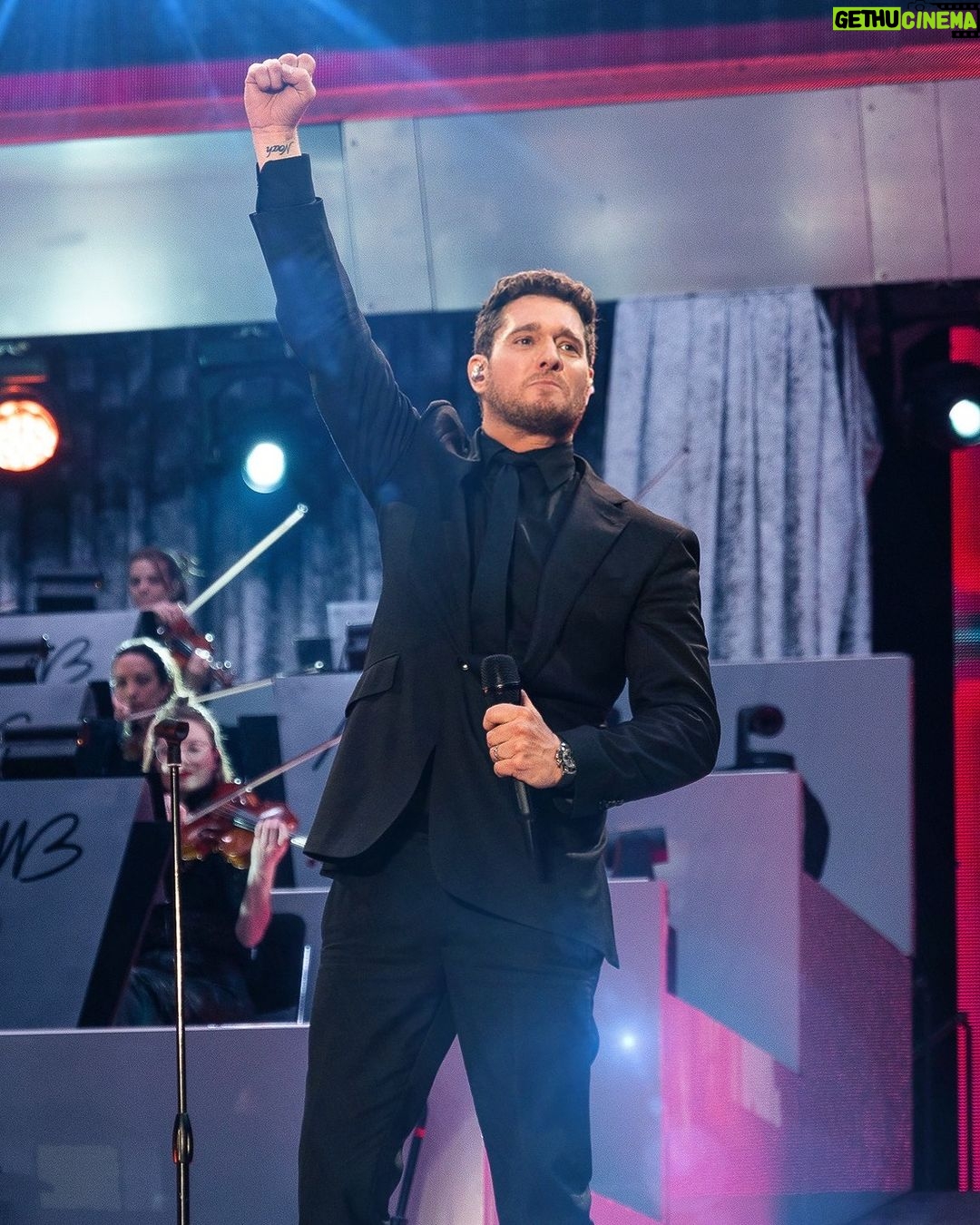 Michael Bublé Instagram - Hands up if you’re coming to the Newcastle show 🙋🏻♂️ #MBHigherTour