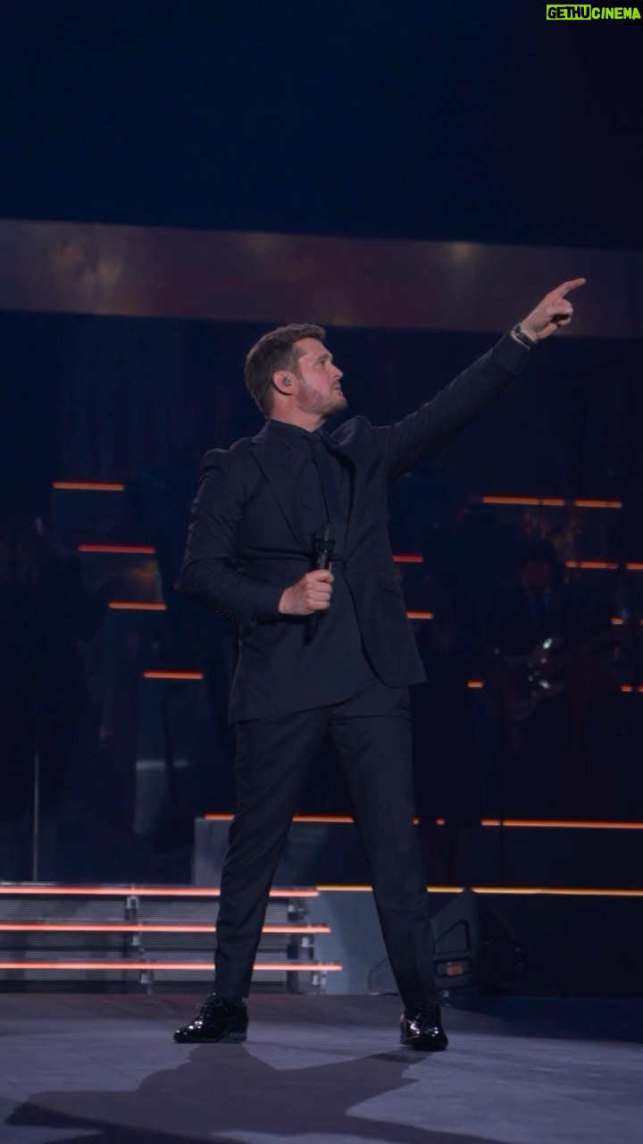 Michael Bublé Instagram - New idea! 💡 karaoke Cardio! #MBHigherTour