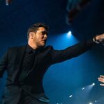 Michael Bublé Instagram - 🎶 Hands touching hands. Reaching out, touching me, touching yooouuuu!🎶 #MBHigherTour