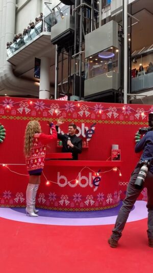 Michael Bublé Instagram - Still can’t believe I have my own can. Thanks for having me @cftoeatoncentre @bublysparklingca #merryberrybublé ❤️