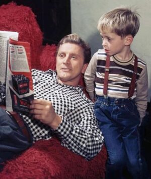 Michael Douglas Instagram - You will always be an inspiration. I miss you Dad! #KirkDouglas #FathersDay
📸: @gettyimages