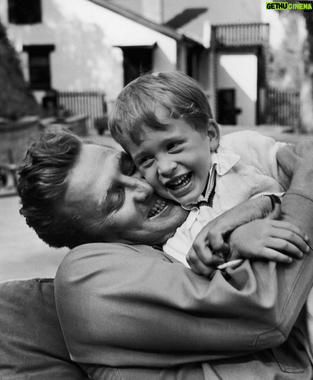 Michael Douglas Instagram - #TBT Having fun with my Dad in 1949. Love and miss you Dad! #KirkDouglas 📸: Lisa Larsen, 1949
