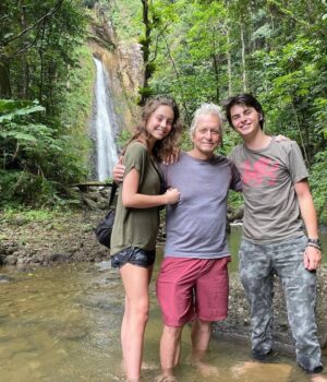 Michael Douglas Instagram - Good morning 🇩🇲! @carys.douglas @dylan__douglas 
📸: @catherinezetajones