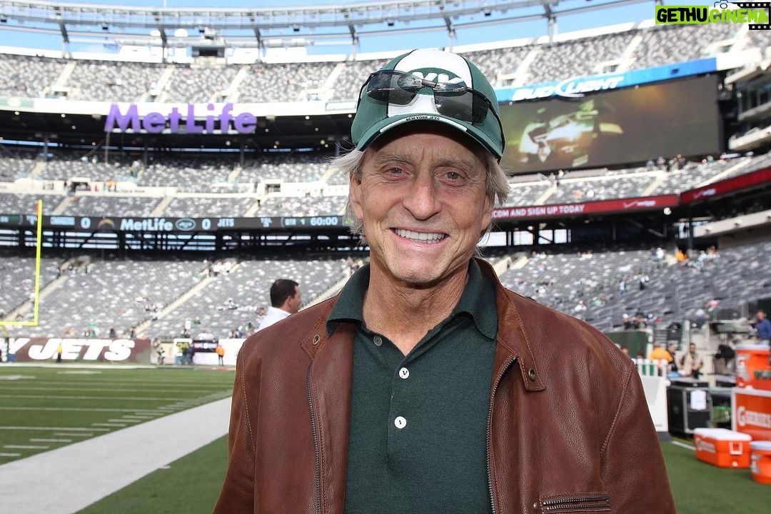 Michael Douglas Instagram - We all want the pandemic to end so we can get back to the things we love, for me, one of those things is rooting for my favorite team, @nyjets! Together we have the power to end the pandemic faster- only if people around the world can get a vaccine. On this International #SportDay, I am proud to support the @unitednations global vaccination effort to help ensure everyone is protected from COVID-19. #OnlyTogether can we end the pandemic and cheer on the Jets again! #UnitedNations 📸: @lasagnakng / @gettyimages