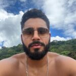 Michael Evans Behling Instagram - Beach bod Waimea Beach