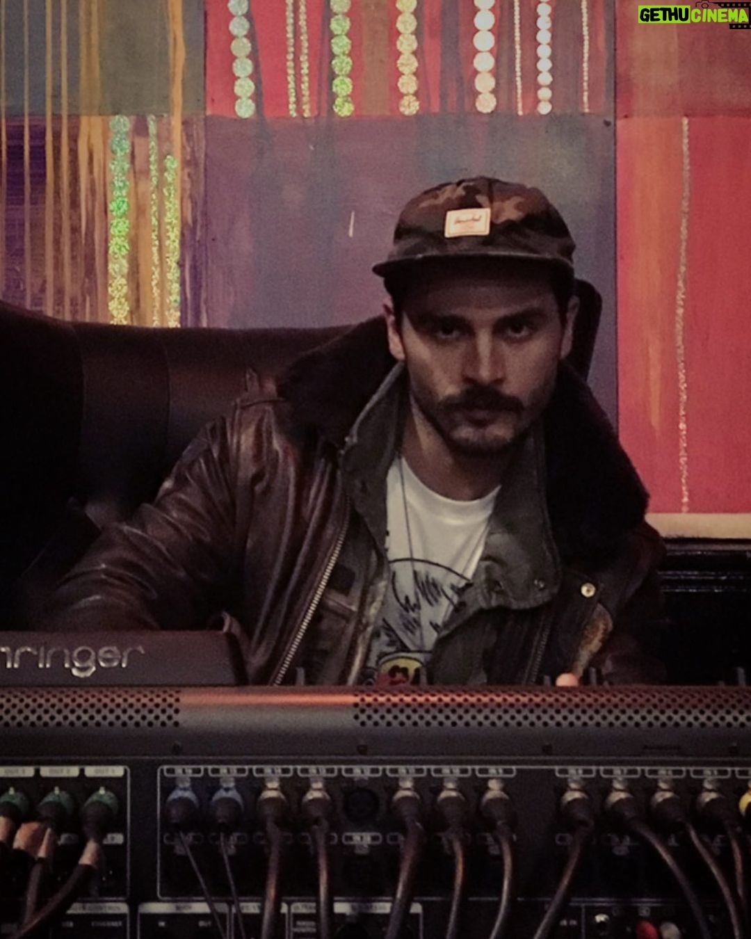 Michael Malarkey - 33K Likes - spotify unwrapped is cute and all, but millions of streams x zero cents doesn’t get you a free promo, pilfering pricks
teehee…
sincerely,
the fool on the hill