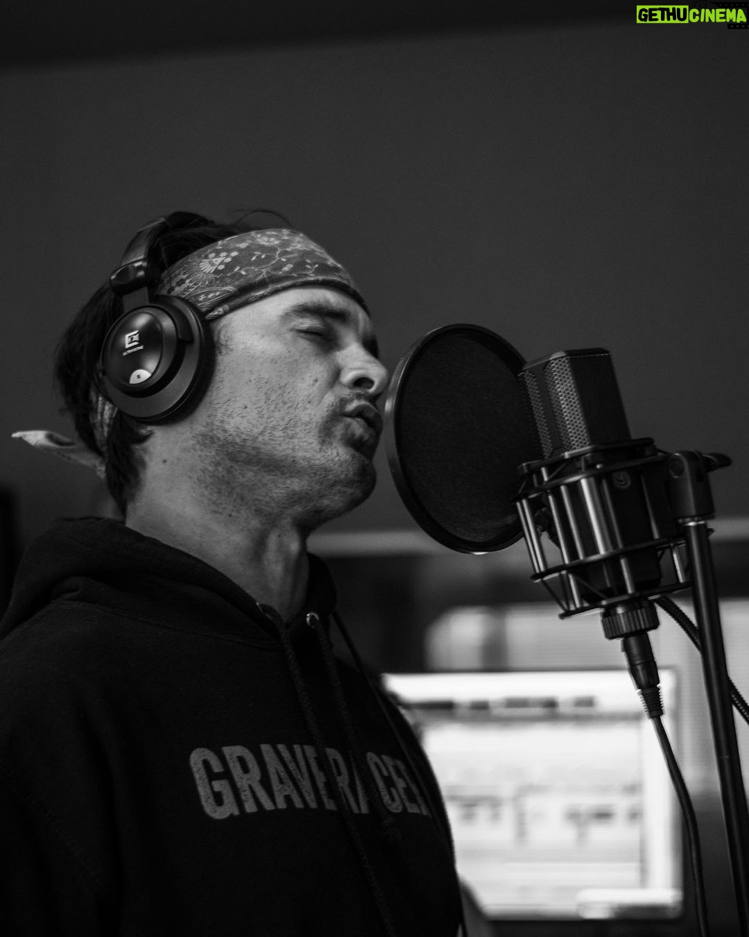 Michael Malarkey - 63.6K Likes - My new song #ThunderAtSea is out now and comes from my forthcoming EP #STRAYS out in March. I recorded this selection of songs at @strongroom.studios in London with @dustindooley this past summer and can't wait to play them on the road in March! Shoutout to my new pal @storrymusic for her haunting soprano contribution to this track x
THUNDER AT SEA
out fades the day
at the point of no return
got a wolf by the ears
and a blister on my thumb
i savour the way she looks at me
that terrible gaze
thunder at sea
damn hunger
undone and done
as we shake the family tree
all rattle and roll
under calm confetti leaves
i’ve looked at death right in the eyes
and i was looking at me
thunder at sea
i feel it all
inside these walls
where spiders crawl
keep calm and carry me
nowhere but here
in the clutch of reckoning
i feel the slip
and my knuckles start to bleed
no other way to keep the peace
tear pieces from me
thunder at sea
damn hunger
i feel it all
inside these walls
where spiders crawl
keep calm and carry me
x