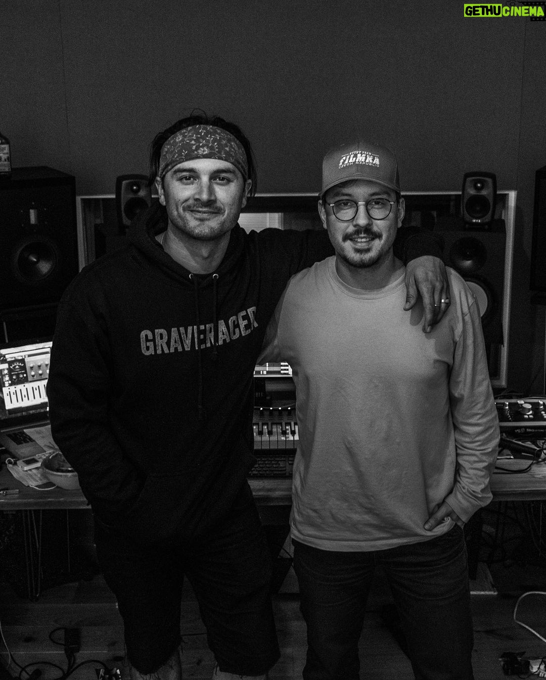 Michael Malarkey - 63.6K Likes - My new song #ThunderAtSea is out now and comes from my forthcoming EP #STRAYS out in March. I recorded this selection of songs at @strongroom.studios in London with @dustindooley this past summer and can't wait to play them on the road in March! Shoutout to my new pal @storrymusic for her haunting soprano contribution to this track x
THUNDER AT SEA
out fades the day
at the point of no return
got a wolf by the ears
and a blister on my thumb
i savour the way she looks at me
that terrible gaze
thunder at sea
damn hunger
undone and done
as we shake the family tree
all rattle and roll
under calm confetti leaves
i’ve looked at death right in the eyes
and i was looking at me
thunder at sea
i feel it all
inside these walls
where spiders crawl
keep calm and carry me
nowhere but here
in the clutch of reckoning
i feel the slip
and my knuckles start to bleed
no other way to keep the peace
tear pieces from me
thunder at sea
damn hunger
i feel it all
inside these walls
where spiders crawl
keep calm and carry me
x