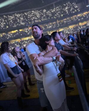 Michael Phelps Instagram - Good shows are always better w good friends!!