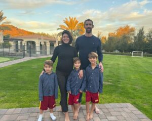 Michael Phelps Instagram - Happy thanksgiving !!

(They love usc, but today it’s big blue!!😂)