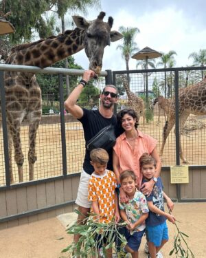 Michael Phelps Instagram - 100 acres and over 12000 rare and endangered animals @sandiegozoo …. Do you think we covered all of em today?!? 🦛🦒🦁🐆🐻