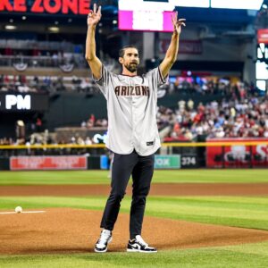 Michael Phelps Instagram - @m_phelps00 throwing out a first pitch in a way only Michael Phelps could.