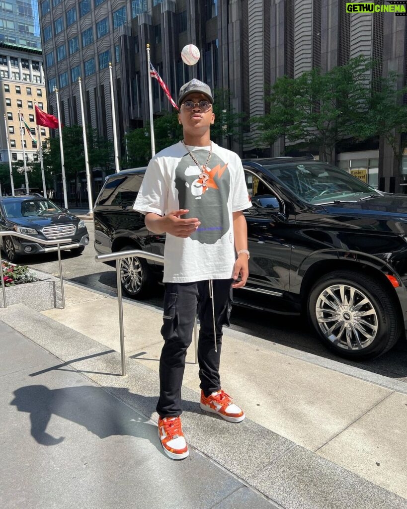 Michael Rainey Jr. Instagram - Throwing the first pitch at the @mets game today & im bringing a fan .. kinda nervous 😮‍💨😮‍💨