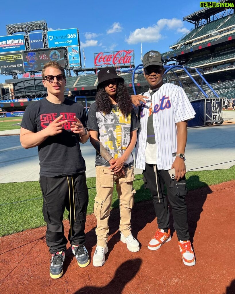 Michael Rainey Jr. Instagram - Yesterday was an eliteeee day🔥 threw the first pitch at the @mets , brought one my amazing supporters & Nft holders wit me @shakinheryams to the game. Then we chilled at sei less & watched game 7 😎 shes a part of the 22 fam now 💯🫶🏾