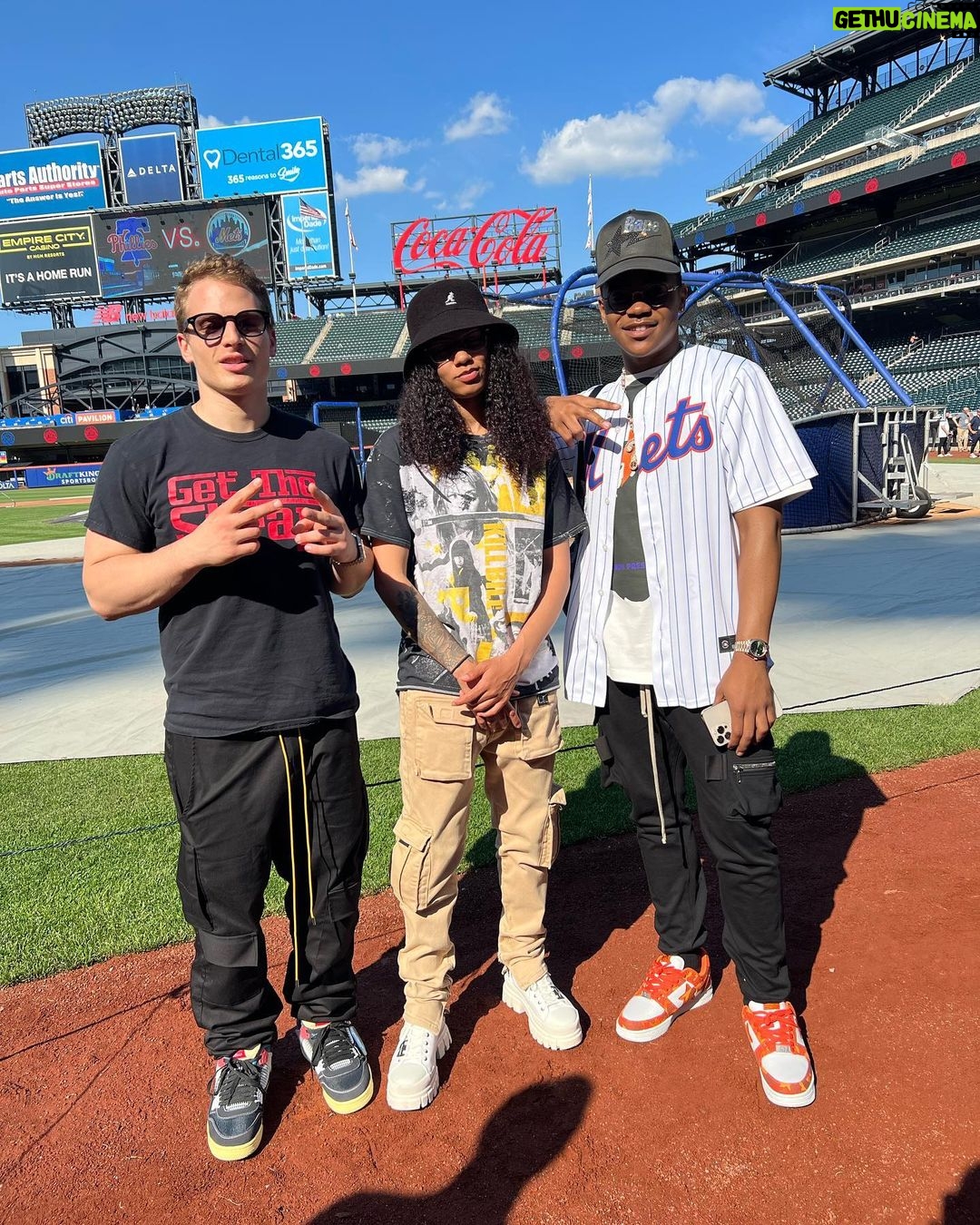 Michael Rainey Jr. Instagram - Yesterday was an eliteeee day๐ฅ threw the first pitch at the @mets , brought one my amazing supporters & Nft holders wit me @shakinheryams to the game. Then we chilled at sei less & watched game 7 ๐ shes a part of the 22 fam now ๐ฏ๐ซถ๐พ
