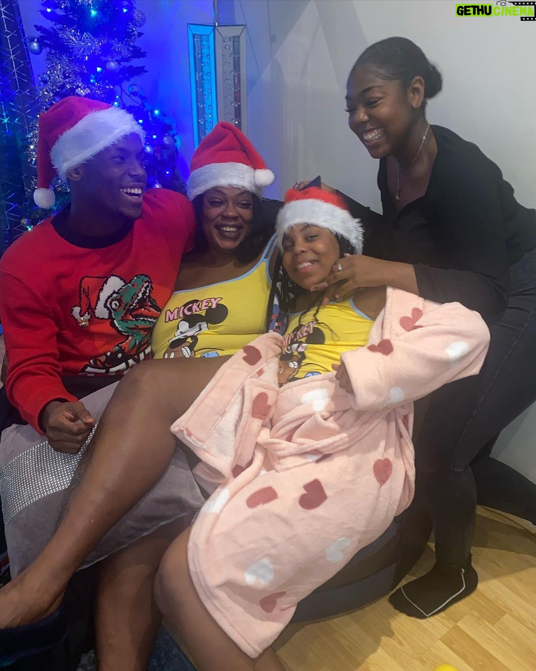 Micheal Ward Instagram - Christmas’ are getting better 🙏🏾❤️🎄🎊 Home