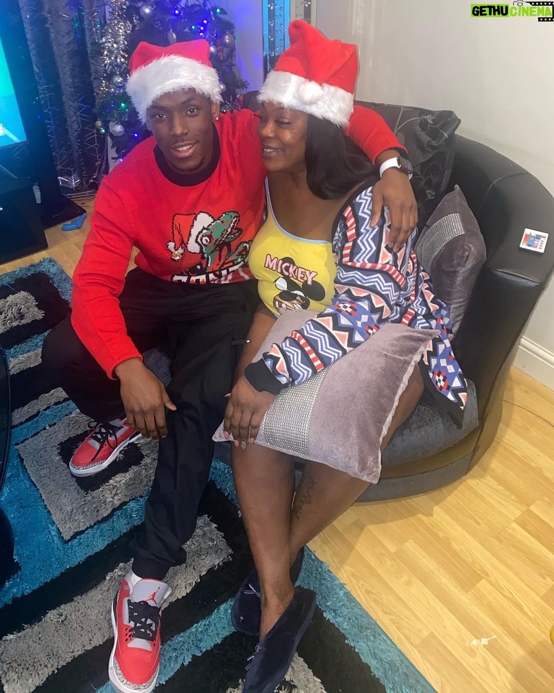 Micheal Ward Instagram - Christmas’ are getting better 🙏🏾❤️🎄🎊 Home
