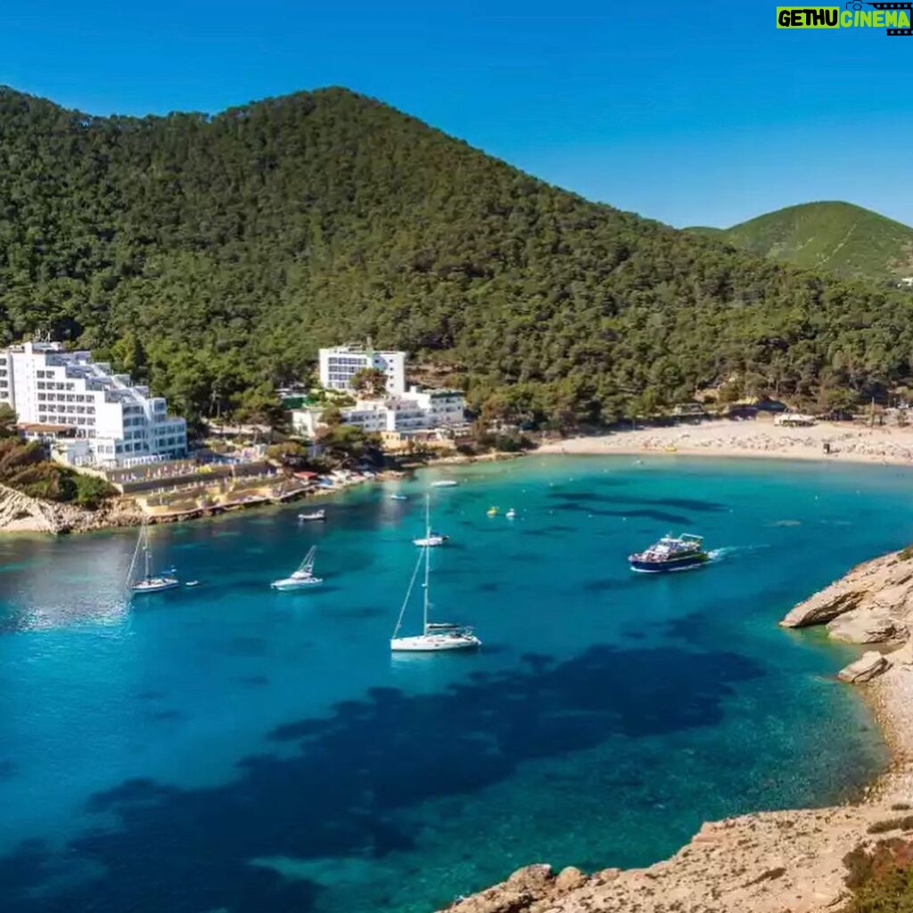 Michel Brown Instagram - Pensando en quedarme acá….. pero a vivir !! @mondrianibiza #ibiza #calallonga Mondrian Ibiza
