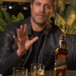 Michel Brown Instagram - #Publicidad Cuéntenme, ¿ustedes cómo celebran San Valentin? yo junto a la persona que amo y con @johnniewalker.col Brindemos por los momentos icónicos que nos da la vida. #KeepWalking #MomentosBlack El exceso de alcohol es perjudicial para la salud. Prohíbase el expendio de bebidas embriagantes a menores de edad. Johnnie Walker 40% vol. alc. #amoryamistad