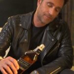 Michel Brown Instagram - #Publicidad Sabores que me gustan disfrutar en compañía. @johnniewalker.col #KeepWalking #MomentosBlack El exceso de alcohol es perjudicial para la salud. Prohíbase el expendio de bebidas embriagantes a menores de edad. Johnnie Walker 40% vol. alc.