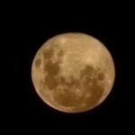 Michel Brown Instagram - Foto de la luna porteña Galaxy ultra 22 ( margarita ) iPhone ( mío 🥴) Apple como vamos ????? #buenosaires