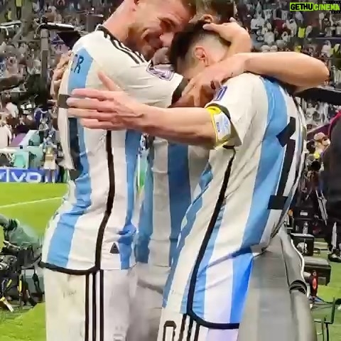 Michel Brown Instagram - “Vivimos en un mundo y en un pais dónde las alegrías no son muy frecuentes, de manera que ilusionarse con los partidos, no está tan mal. Pero, si uno tiene un ataque de realismo, y dice: “Bueno, vamos a ver cómo es esto...” y se da cuenta de que la vida va a seguir mas o menos igual, gane o pierda Argentina... entonces, ¿Sabe qué? El fútbol nos sirve más... Si uno no tiene esa ilusión, al menos por un rato... si vos te sentas en la tribuna y decis, bueno: “Ojalá gane Argentina, pero si pierde, yo voy a estar igual que ahora, y si gana, no voy a estar mejor, mi vida tendrá la misma duración, estaré siempre sujeto a que me pasen cosas más o menos desagradables”... Eso es igual a lo que decía Coleridge 🇬🇧 (1772 - 1834). El amigo Coleridge decía que: “Para disfrutar el fenómeno artístico había que tener fe poética y suspender la incredulidad”. Entonces, cuando vos ibas al teatro no decías: “No, no, en realidad este señor no se ha muerto, porque es un actor, no es el Rey de Dinamarca... es un actor y en realidad está vivo, y cuando termine la obra, van a ir todos a la esquina a comer pizza”. Entonces, tenes que suspender la incredulidad, tenes que creértelo, aunque sea por un ratito. Cuando vas al cine, sabes que son fotografías, que en realidad ni siquiera de mueven, que la retina, etc. etc. Coleridge decía: “hay que suspender la incredulidad, cuando uno va al cine, cuando uno lee poesía” y yo agrego, cuando uno va a ver un partido de fútbol. Hay que suspender la incredulidad y entonces entregarse a la fe poética, que consiste en creer que un gol de Messi, nos va a mejorar la vida, y en la medida que lo creamos, un poco la va a mejorar”. ALEJANDRO #DOLINA @juliaanalvarez @leomessi #qatar#mundial#messi Gracias @lore_browarnik