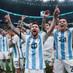 Michel Brown Instagram - Podemos empezar a soñar!!! Messi no es un buen jugador de fútbol. No le importa el fútbol. Messi está enfermo. Voy a empezar de nuevo… Yo tenía un perro en la infancia que se llamaba Totín y no lo conmovía nada. No era un perro inteligente. Entraban los ladrones a casa y él los miraba llevarse el televisor. Sin embargo, cuando alguien agarraba una esponja —la esponja patito amarilla de lavar los platos— Totín enloquecía. Quería esa esponja más que nada en el mundo, moría por llevarse esa esponja a la cucha. No podía dejar de mirarla. No importaba a qué velocidad moviera yo la esponja: el cogote de Totín se trasladaba idéntico por el aire. Sus ojos se volvían japoneses, atentos, intelectuales. Igual que los ojos de Messi cuando agarra la pelota. Messi se convierte en la mirada escrutadora de Sherlock Holmes. Descubrí hace poco que Messi es un perro o mejor, un hombre perro. Messi es el primer perro que juega al fútbol. No entiende las reglas del fútbol, por eso no se tira cuando lo traban, por eso no se queja. Los perros no fingen zancadillas cuando ven venir un Citroën, no se quejan con el árbitro cuando se les escapa un gato por la medianera, no buscan que le saquen doble amarilla al sodero. En los inicios del fútbol los humanos también eran así. Iban detrás de la pelota y nada más: no existían las tarjetas de colores, ni la posición adelantada, ni la suspensión después de cinco amarillas, ni los goles de visitante valían doble. Antes se jugaba como juegan Messi y mi perro Totín. Después el fútbol se volvió muy raro. #qatar#argentina #mundial#messi