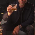 Michel Brown Instagram - #Publicidad Sabores que me gustan disfrutar en compañía. @johnniewalker.col #KeepWalking #MomentosBlack El exceso de alcohol es perjudicial para la salud. Prohíbase el expendio de bebidas embriagantes a menores de edad. Johnnie Walker 40% vol. alc.