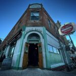 Michel Brown Instagram - Jerome Fundado en 1876 a lo alto de una colina a 90 millas al norte de Phoenix, Jerome es un pueblo histórico conocido por su pasado minero. Las minas cerraron y desde entonces se convirtió en una meca de artistas. Sin embargo, también tiene su lado oscuro. "20 personas por semana se mataban en este pueblo