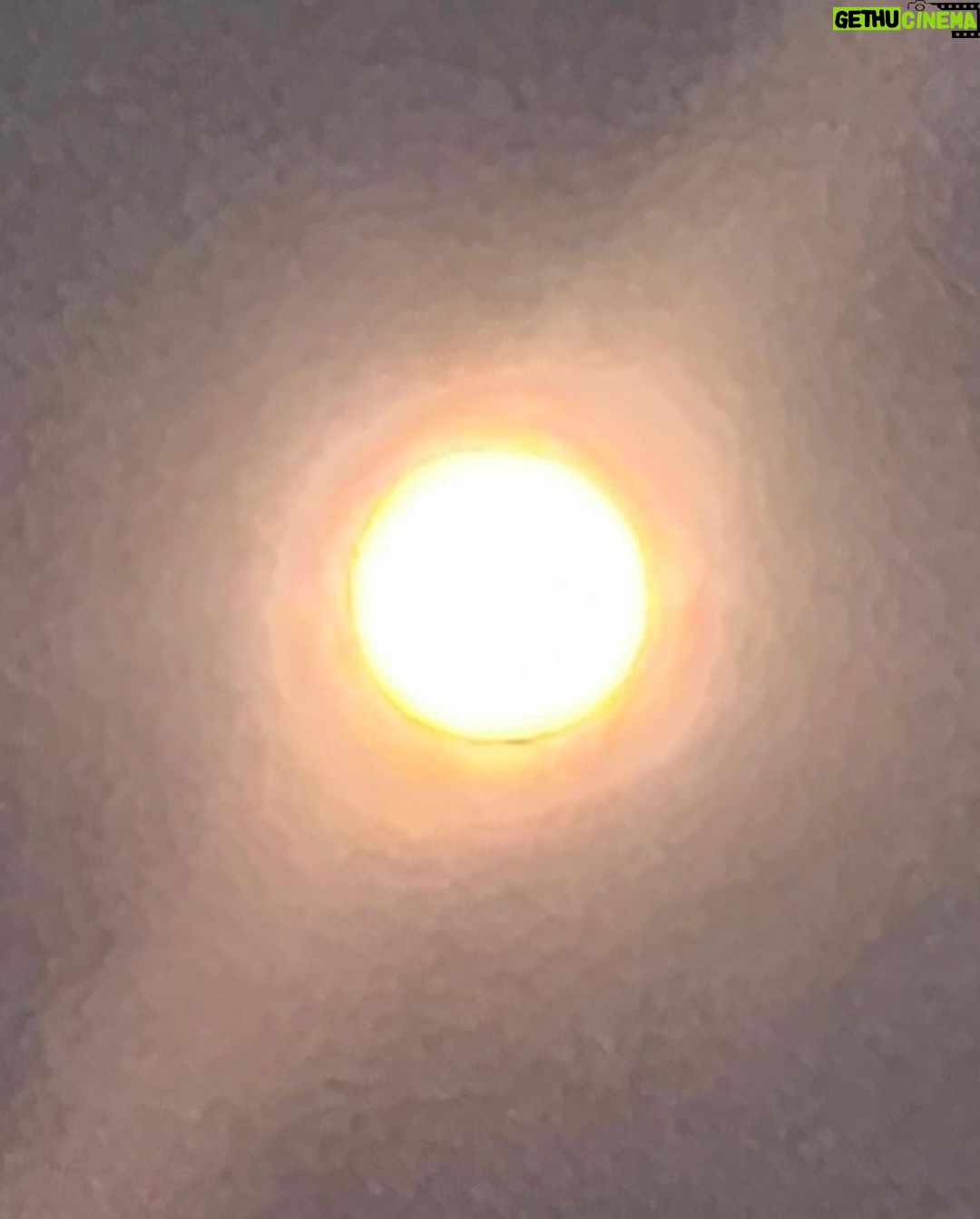 Michel Brown Instagram - Foto de la luna porteña Galaxy ultra 22 ( margarita ) iPhone ( mío 🥴) Apple como vamos ????? #buenosaires