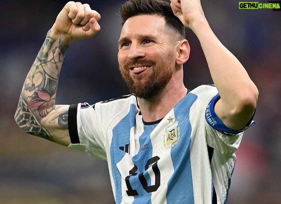 Michel Brown Instagram - Gracias selección por esta alegría tan inmensa, dejaron la piel y ahí el resultado !!!!! Argentina campeona del mundo 🏆🏆🏆🏆🏆🏆🏆🏆🏆🏆🏆 Vamos argentina carajo !!!!!! #campeonesdelmundo #qatar#mundial#lajetallenadesonrisas