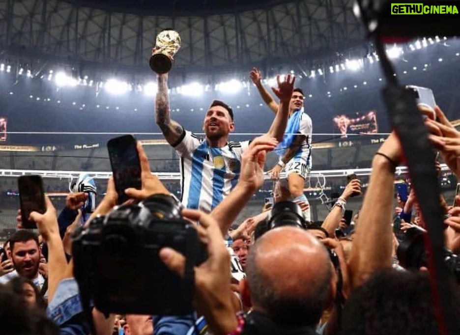 Michel Brown Instagram - Gracias selección por esta alegría tan inmensa, dejaron la piel y ahí el resultado !!!!! Argentina campeona del mundo 🏆🏆🏆🏆🏆🏆🏆🏆🏆🏆🏆 Vamos argentina carajo !!!!!! #campeonesdelmundo #qatar#mundial#lajetallenadesonrisas