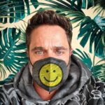 Michel Brown Instagram - Otra serie ensayando con los actores Con el tapabocas puesto todo el día….. Y termino poniendo ese tapizado en la pared mi casa!!! #Felizjueves #estoyhastalamadredelpinchetapabocas